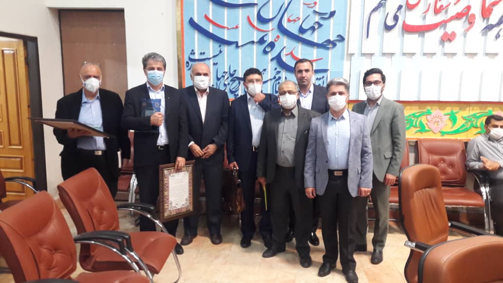 دریافت تندیس واحد نمونه صنعتی سال 99 در روز ملی صنعت و معدن با حضور استاندار مازندران و دکتر زرندی معاون وزیر صنعت تجارت